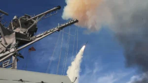 EEUU atacó objetivos iraníes en el estrecho de Ormuz y crece la tensión en plena negociación de paz