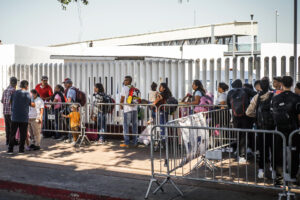 EE.UU. exigirá a migrantes temporales salir del país para solicitar la ‘green card’