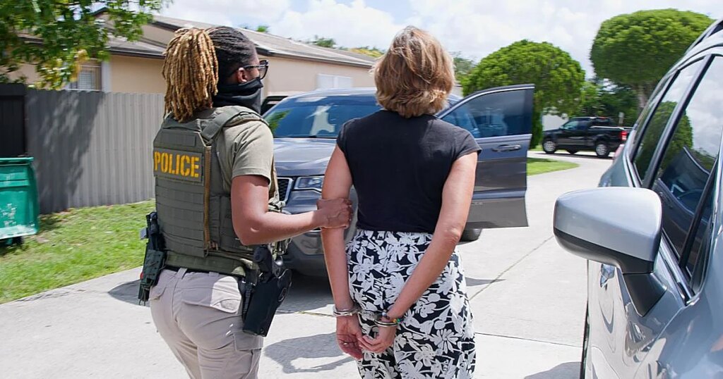 El ICE detiene a la hermana de la directora del conglomerado militar cubano GAESA y le revoca su residencia