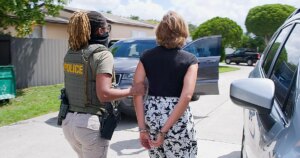 El ICE detiene a la hermana de la directora del conglomerado militar cubano GAESA y le revoca su residencia