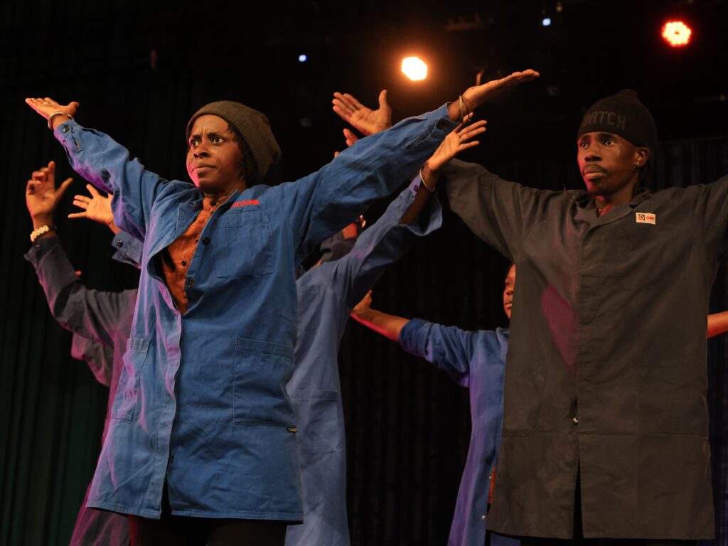 Un momento de la obra de danza contemporánea 'Cómo empezó el arte', de Mounir Saeed, en la 14ª edición del Mercado de Artes Escénicas de Abiyán, este abril.