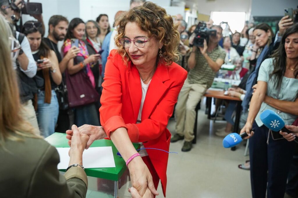 El PSOE-A ahonda con Montero su caída en Andalucía y con 28 escaños empeora el 17M el suelo electoral de Espadas