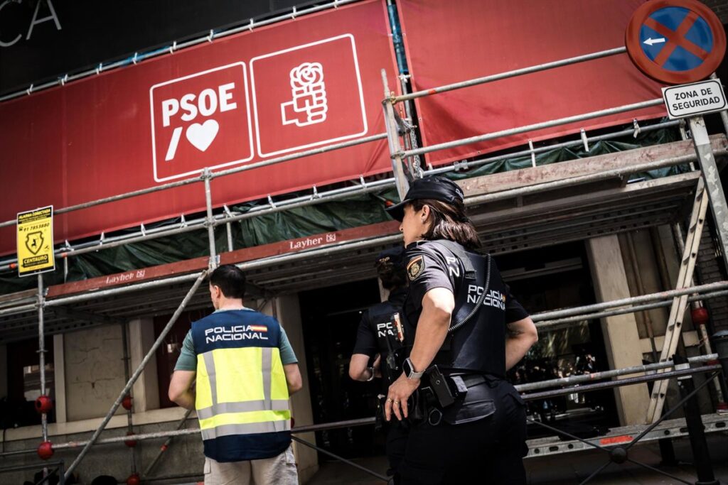 El PSOE niega haber ordenado las conductas delictivas que apunta el juez y asegura que colaboró con la UCO en Ferraz
