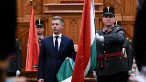 El Parlamento húngaro entona la «Oda a la Alegría”, himno de Europa, durante la toma de posesión de Magyar | elperiodico.com