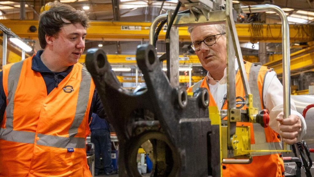 El primer ministro británico, Keir Starmer, durante una visita a un centro de aprendizaje para jóvenes en Chiswick, en Londres, este jueves.