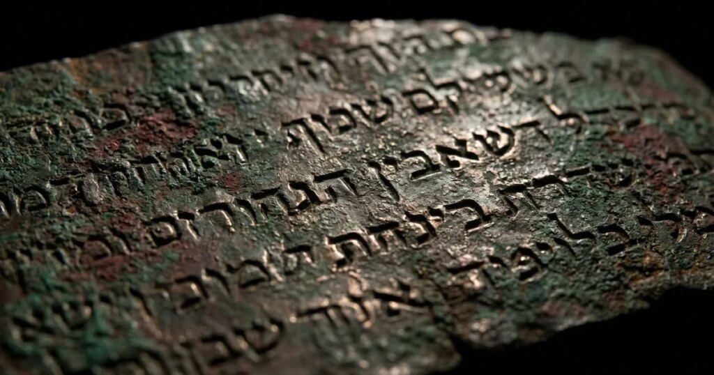 El Rollo de Cobre de Qumrán no es un texto sagrado: lista 64 tesoros y 30 toneladas de plata que nadie ha localizado en 2.000 años