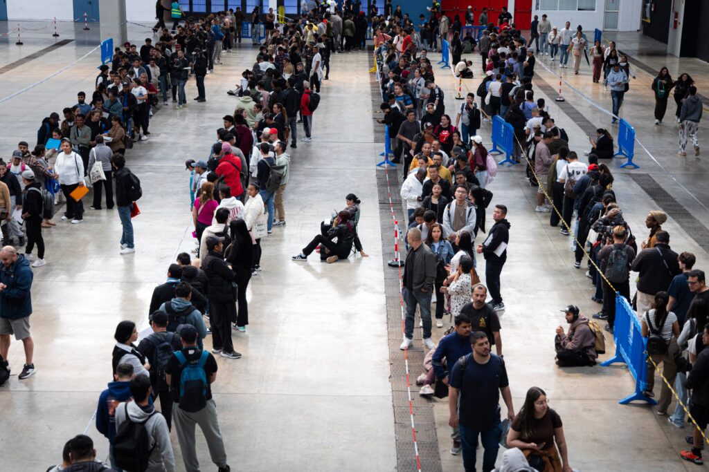 Largas colas el pasado 20 de abril en La Farga de L'Hospitalet (Barcelona) para pedir la regularización.