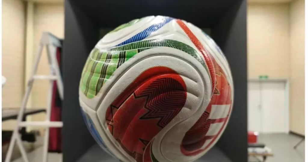 El balón del Mundial 2026 esconde un cambio desconcertante: 4 paneles, menos resistencia y una física que podría alterar los goles