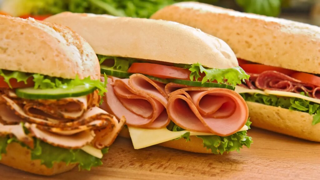 El bar de Madrid conocido por sus bocadillos XXL: cuestan 6 euros y ofrecen tapas gratis por cada consumición