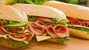El bar de Madrid conocido por sus bocadillos XXL: cuestan 6 euros y ofrecen tapas gratis por cada consumición