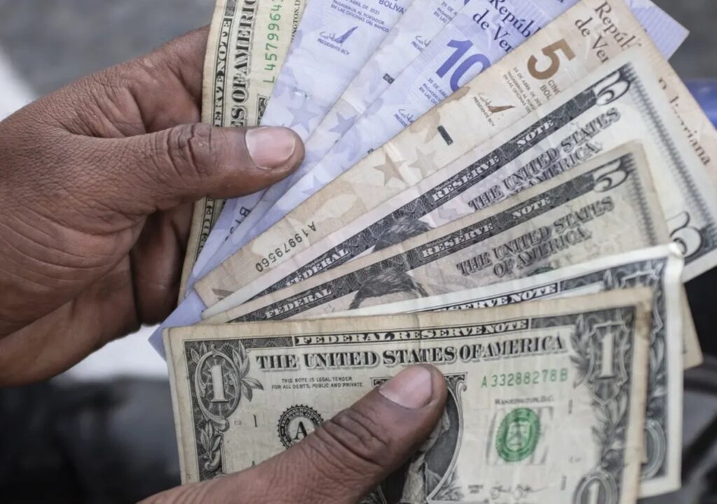 El bolívar acelera su pérdida de valor mientras el dólar consolida su dominio en la economía venezolana
