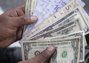 El bolívar acelera su pérdida de valor mientras el dólar consolida su dominio en la economía venezolana
