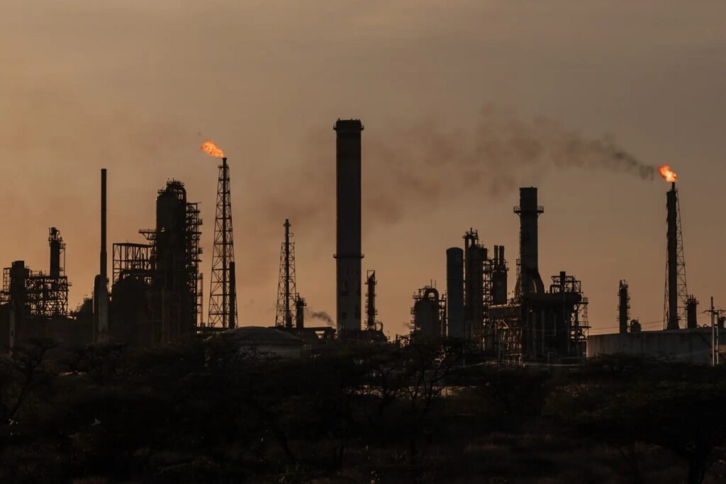 El brent se dispara un 5,6 %, hasta los 114 dólares, ante las nuevas tensiones en Ormuz