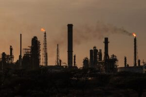 El brent se dispara un 5,6 %, hasta los 114 dólares, ante las nuevas tensiones en Ormuz