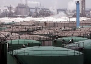 El brent sube más del 2 %, hasta los 98 dólares, tras los ataques de EEUU a Irán