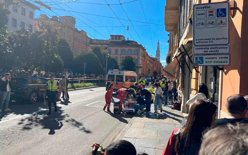 El conductor de un  coche atropella a una decena de peatones en pleno centro de Módena y apuñala a un transeúnte que intentaba detenerlo