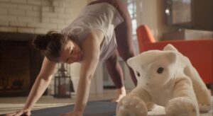 El creador de Roomba lanza una mascota con IA: este es el robot «familiar» que pretende sustituir a perros y gatos