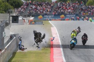 El debate que sigue al grave accidente de Álex Márquez: «Es muy feo que hayamos vuelto a la pista» | elmundo.es