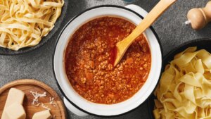 El ingrediente que debes añadir a la auténtica salsa boloñesa que marca la diferencia: aparece en la receta registrada en la Cámara de Comercio de Bolonia