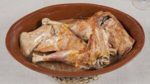 El mejor lechazo asado del mundo se come (probablemente) en este restaurante de un pueblo de Segovia
