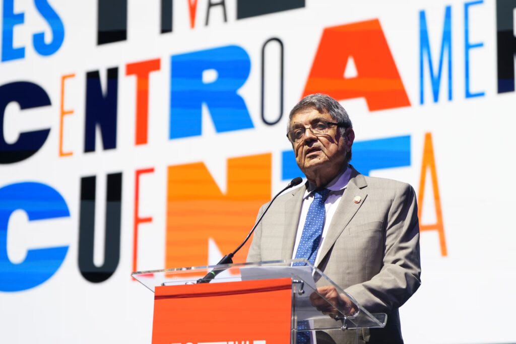 El escritor Sergio Ramírez pronuncia unas palabras en la inauguración del Festival Centroamérica Cuenta, en Panamá, el 19 de mayo.