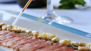 El restaurante ubicado en la Sierra de Madrid que ofrece un menú degustación de menos de 60 euros: el producto estrella es el atún rojo