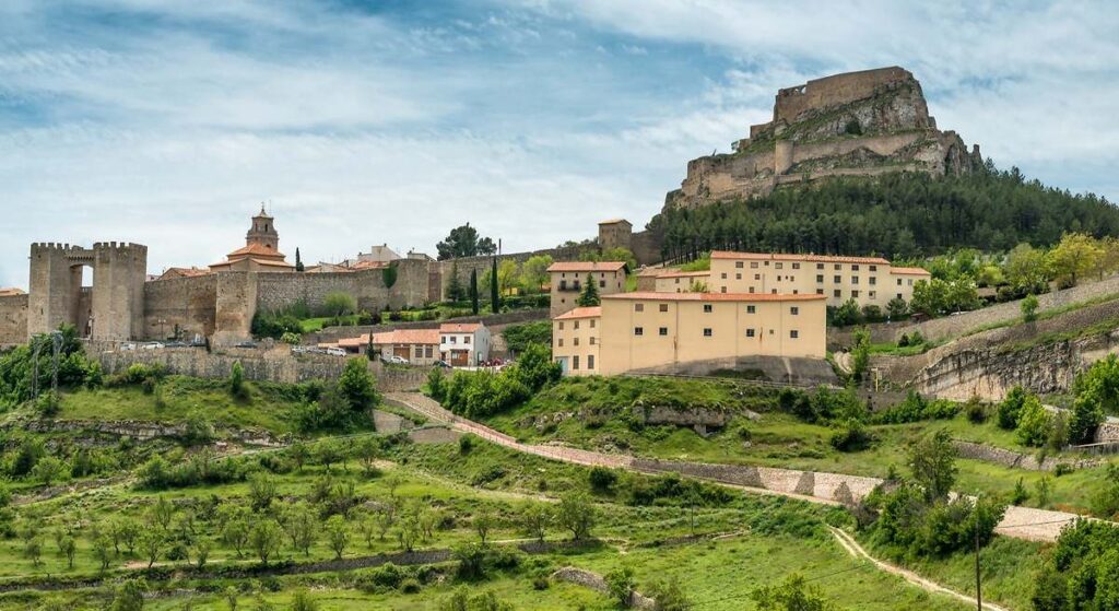 El secreto mediterráneo de moda: una ciudad amurallada con pinturas declarada Patrimonio de la Humanidad, un castillo de origen islámico y apenas 2.500 vecinos