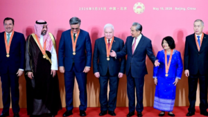 Embajador Sergio Cabrera fue reconocido por China por su trabajo diplomático en ese país: canciller chino entregó la medalla