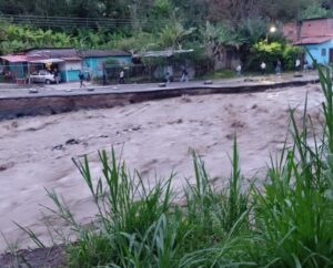 Emergencia en Mérida: Colapso de vías y anegaciones en cinco municipios por fuertes lluvias