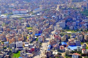 En Nepal han empezado a llenar sus calles con toneladas de residuos plásticos. Su objetivo: ser más sostenibles