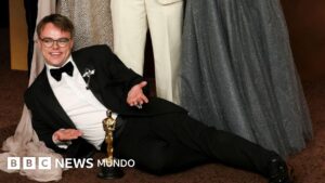 Encuentran el Oscar del director de «Mr Nobody against Putin» después de que desapareciera cuando tuvo que facturarlo en un aeropuerto