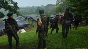 Enfrentamiento entre guerrillas deja 48 muertos en Colombia