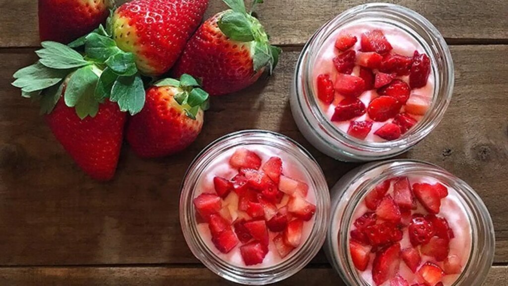 Espuma de fresas, una económica receta con la que triunfar con el postre en las mesas de verano