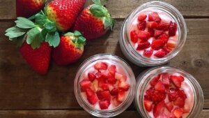Espuma de fresas, una económica receta con la que triunfar con el postre en las mesas de verano