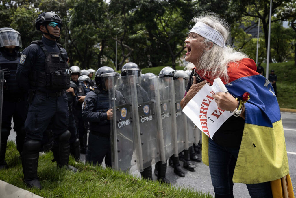 Estudiantes de la UCV protestan en las adyacencias del Sebin de Plaza Venezuela por muerte de Carmen Teresa Navas