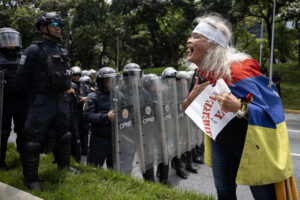 Estudiantes de la UCV protestan en las adyacencias del Sebin de Plaza Venezuela por muerte de Carmen Teresa Navas