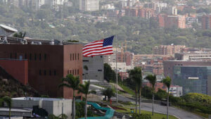 Expectativa en Caracas por simulacro de EEUU: reportan movimiento militar dentro de la embajada (VIDEOS)