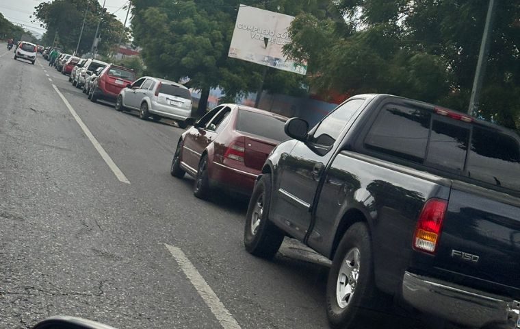 Fallas eléctricas agravan las colas por combustible en Barquisimeto y Cabudare