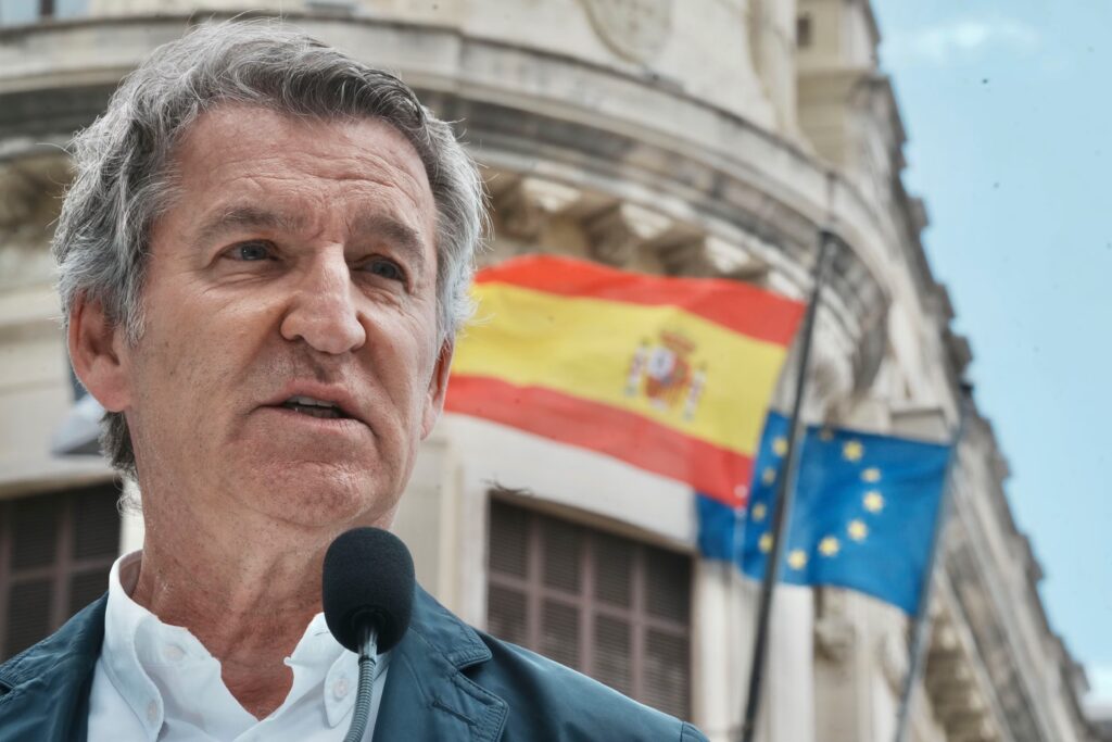 Feijóo irrumpe en el día de luto por los dos guardias civiles cargando contra el Gobierno