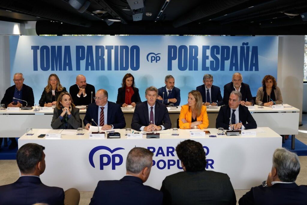 Feijóo pide a sus 'barones' tensión electoral y ve clave implicar a los alcaldes para movilizar votantes
