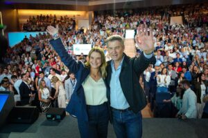 Feijóo sostiene que Zapatero «tenía al Gobierno detrás» en el caso Plus Ultra: «No era un jubilado haciendo negocios» | europapress.es