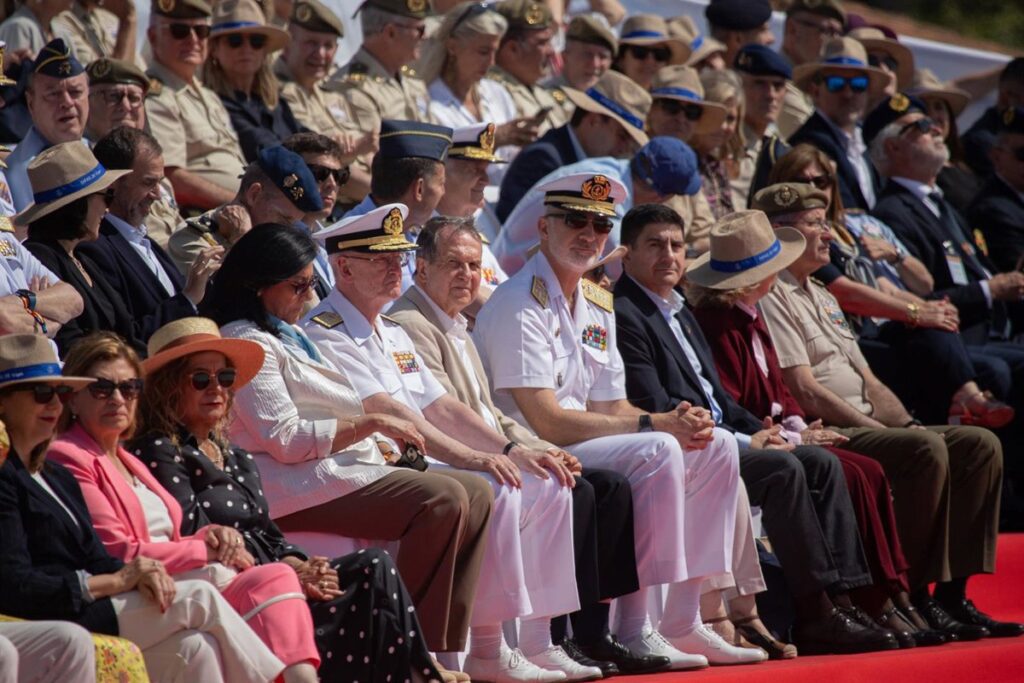 Felipe VI preside en Vigo el desfile del Día de las Fuerzas Armadas: 3.700 militares, 70 aviones y cien vehículos