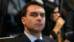 Flávio Bolsonaro pide a Trump que declare terroristas a bandas criminales brasileñas – AlbertoNews