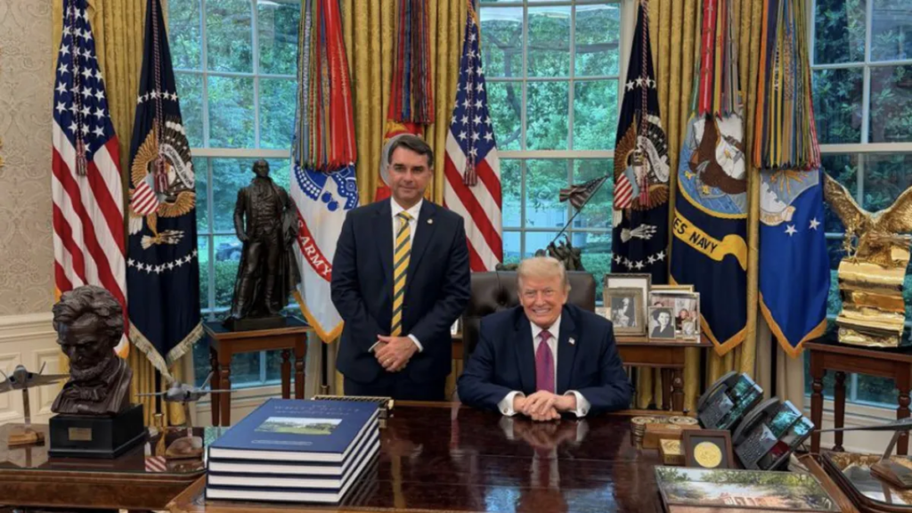 Flávio Bolsonaro se reunió con Donald Trump en busca de apoyo de cara a las elecciones en Brasil