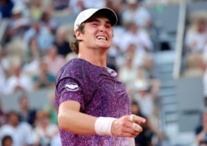 Fonseca eliminó a Djokovic y hace historia en Roland Garros