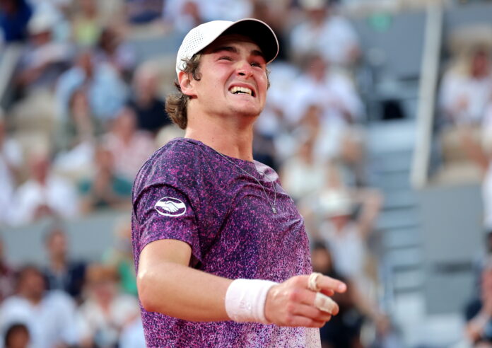 Fonseca eliminó a Djokovic y hace historia en Roland Garros