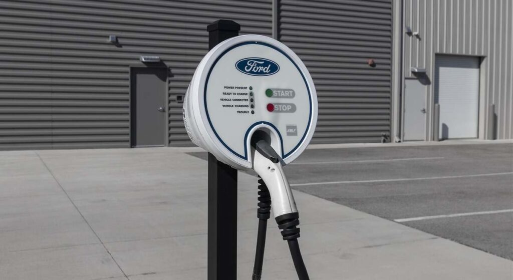Ford busca su futuro en la IA: se dispara un 13% al ofrecer baterías para dar energía a centros de datos