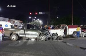 Fortaleza y Dodge colisionaron en el semáforo del liceo Rojas Paul dejando un conductor lesionado