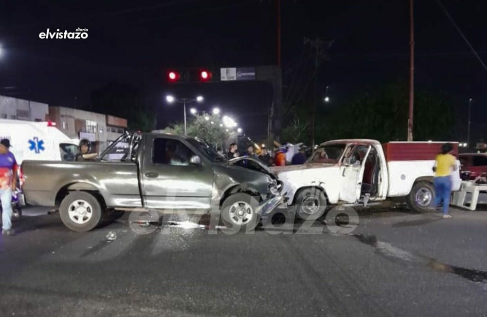 Fortaleza y Dodge colisionaron en el semáforo del liceo Rojas Paul dejando un conductor lesionado