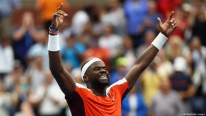 Frances Tiafoe recompensa a quien «tomó prestada» su raqueta